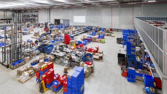 Blick auf die Konsolidierung und den Versandbereich im neuen Logistikzentrum von Dönges. Mit der Behälterfördertechnik von FÖRSTER & KRAUSE wurde das AutoStore-Lager optimal an die Warenflüsse angeschlossen.