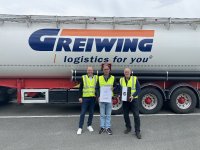 Roland Greiwing (links), Geschäftsführender Gesellschafter der GREIWING logistics for you GmbH, und Peter Borgmann, Leiter Werkstatt, (rechts) beglückwünschen Wolfram Eigenfeld (mittig) zu seinem Jubiläum. (Foto: GREIWING)
