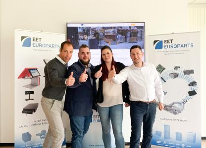 Ingo Marten, Managing Director EET Europarts Deutschland, mit drei seiner neuen Mitarbeiter in Langenfeld – den Sales Managern Christian Kieromin und Ercan Karakus sowie Isabel Steil für Inside Sales & Marketing. Neu im Zweitsitz Hanau ist Sales Manager Marcel Schnerr