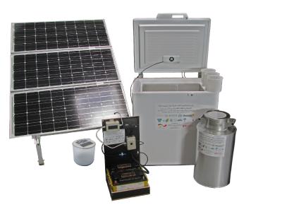 Das System besteht aus verschiedenen Komponenten, wie Solarmodulen, Gefriertruhe, Milchkannen etc.