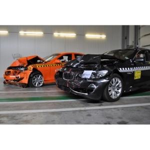 The new BMW 5 Series in a crash, both times with an initial speed of 64 km/h: in the foreground, a vehicle that has been decelerated to 40 km/h before the collision. In the background, a vehicle without brake intervention