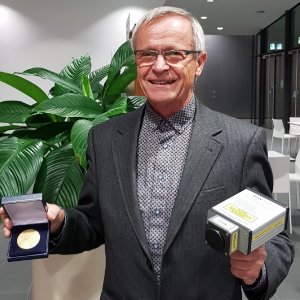 Prof. Dr. Günter Dittmar, emeritierter Professor für Optical Engineering und Applied Photonics an der Hochschule Aalen, wurde auf der Internationalen Messe für Innovationen, Erfindungen und Neuerungen in Nürnberg mit der Goldmedaille ausgezeichnet. Fotohinweis: privat