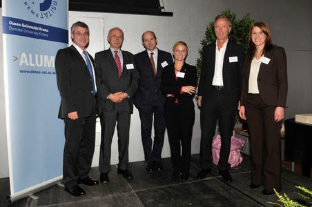 Die Diskutanten der Gesprächsreihe "Blue Hour" mit Alumni-Club-Leiterin Gabriele Bayer. V.l.nr. Josef Buttinger, Manfred Drennig, Moderator Michael Prüller, Evelin Mayr und Michael Smeryczanski
