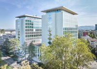 Zum Gesamtprojekt des neuen Helvetia Campus gehören neben den beiden Hochhäusern und dem Auditorium auch die Sanierung und Aufstockung eines weiteren Verwaltungsgebäudes im Süden. Für die Fassade der beiden Hochhäuser wie auch des verbindenden Auditoriums wurden die Systeme Schüco ADS 75 HD.HI und Schüco AWS 70.HI verbaut.