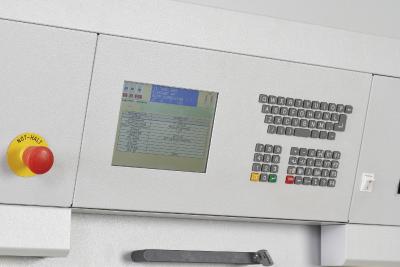 Nach Bestätigung an der Liftsteuerung befördert der Hänel Rotomat® Lagerlift das entsprechende Tablar sofort in die Entnahmestelle.