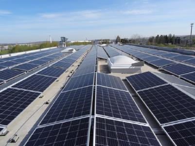 Solaranlage auf gesamtem Hallendach