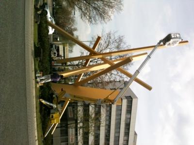 Die neue Gelenk-Teleskop-Arbeitsbühne GKG 222 bei der Restauration der Skulptur "Fulcrum" in Eschborn.