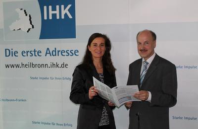 IHK-Hauptgeschäftsführerin Elke Schweig und Dr. Helmut Kessler (stellvertretender Hauptgeschäftsführer) präsentieren den Wirtschaftslagebericht der IHK Heilbronn-Franken für das erste Quartal 2013
