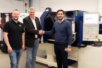 Christoph Mussauer, Leiter des Spritzgießtechnikums, Georg Schwalme, Bereichsleiter Spritzgießen/Additive Fertigung und Niels Herz, Vertriebsleiter Haitian International Germany, bei der Übergabe der neuen Spritzgießmaschine (v.l.n.r.) (Foto: SKZ)