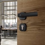 Der neue Aperio® H100 in Schwarz kombiniert elegantes Design mit leistungsfähiger digitaler Zutrittskontrolle für moderne Innenräume.