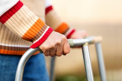 Gehbehinderte Menschen bekommen Unterstützung (Foto: Shutterstock)