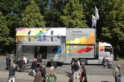 Die Ausstellung im Fraunhofer-Truck steht an der Würzburger Friedensbrücke (am Viehmarkt) allen Interessierten offen: Am 21. Oktober von 15:00 bis 18:00 Uhr sowie am 22. Oktober 2009 von 9:00 bis 18:00 Uhr