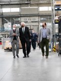 Ministerpräsident Winfried Kretschmann (Mitte), der Landtagsabgeordnete Thomas Marwein (rechts) und Vorstandsvorsitzender Daniel Huber 
