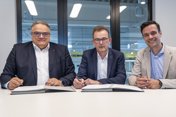 Vertragsunterzeichnung Kooperation Firma Schirmer.jpg