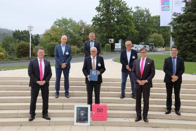 Pierre Schmittheisler, Inhaber und Vorstandsvorsitzender bei Sermes (erste Reihe Mitte), Dr. René Umlauft, Geschäftsführer internationaler Vertrieb bei Rittal (erste Reihe rechts.) und Kollegen feiern fünf Jahrzehnte Partnerschaft