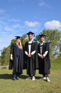 Spannend und lehrreich: Esther von Soosten, Edonis Ahmaxhekaj und Finn Jacobsen (v.l.) bei der Completion Ceremony an der University of the Sunshine Coast (Foto: Liani Eckard/USC)