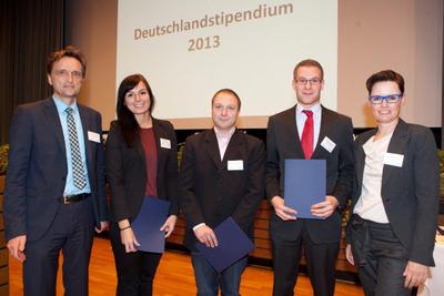 Die Hochschule Osnabrück profitierte vom HARTING Deutschlandstipendium: Prof. Dr. Andreas Bertram, Präsident der Hochschule Osnabrück; Kristina Raith, Referentin für Hochschulmarketing HARTING Technologiegruppe; die Studenten Patrick Pokrant und Christoph Buntenkötter der Hochschule Osnabrück; und Sabine Wittenbrink-Daut, Zentralbereichsleiterin Personal HARTING Technologiegruppe (von links nach rechts) freuten sich über die Kooperation