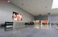 Peerless Videowall DS-VW795-QR an Hotel Rezeption