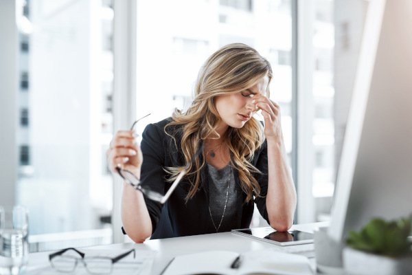 Müde Frau im Büro.jpg