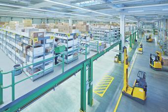 Der Einbau einer Bühne mit 3.600 Quadratmetern und eine neue Halle mit 3.000 zusätzlichen Palettenstellplätzen schafft Platz für mehr Ware.