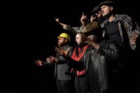 Konzentriert und versunken im Schauspiel auf der Bühne: Das Bild zeigt eine Szene aus der ersten Aufführung des Projekts im vergangenen Sommer.