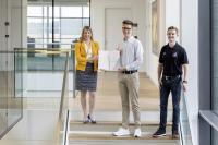 1.)	Florian Harslem (Bildmitte), 18-jähriger Abiturient aus Bad Mergentheim, ist der Preisträger des WITTENSTEIN-Stipendiums 2021 – im Bild mit Dr. Anna-Katharina Wittenstein (Vorstand der WITTENSTEIN SE) und Lennart Meurer, DHBW-Student der Elektrotechnik bei der WITTENSTEIN SE / Bilder: WITTENSTEIN SE