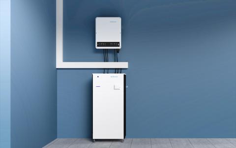 Der neue FENECON Home Speicher kann schnell und platzsparend installiert werden (Bild: FENECON)