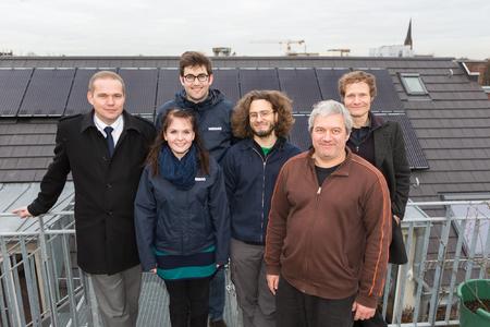 WEMAG-Vertriebsleiter Michael Hillmann, die WEMAG-Projektleiter Maren Böther und Martin Walther sowie die Geschäftsführer der Energie GbR Stattschule Malte Willms, Thomas Luckow und Tobias Schlegelmilch (v.l.) / Foto: WEMAG/Rudolph-Kramer