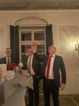 75-Jahre-Fogra_Uebergabe_Zahnrad_Heidelberg.jpg
