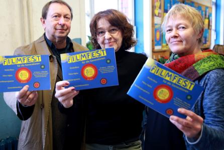 Präsentieren das Programm des „Sehpferdchens“: Andreas Holte, Leiter des Filmfestes (v. l.), Glockseeschullehrerin Anke von der Ah und Adele Mecklenborg, medienpädagogische Fachkraft / Copyright: Draheim/Region Hannover
