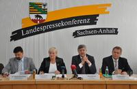 Zur Wirtschaftsentwicklung in Sachsen-Anhalt: Dr. Thomas Brockmeier, Hauptgeschäftsführer der IHK Halle-Dessau; Carola Schaar, Präsidentin der IHK Halle-Dessau; Klaus Olbricht, Präsident der IHK Magdeburg und Wolfgang März, Hauptgeschäftsführer der IHK Magdeburg (v.l.n.r.) (Foto: IHK Magdeburg)