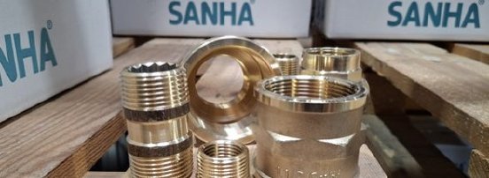 SANHA-PURAFIT®-Fittings-auf-Palette-1-20240906_klein-588x215.jpg