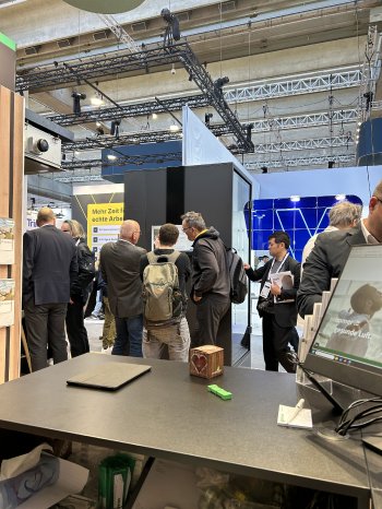 Bild 4 - Produktmanager Guntram Schad im Kundengespräch am Messeexponat zum UEMWS.jpg