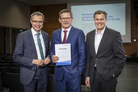 Dr. Karl Lamprecht (r), Vorstandsvorsitzender der Carl Zeiss AG, ist der Nachfolger von Prof. Dr. Michael Kaschke, dem Rektor Prof. Dr. Gerhard Schneider (l) Ende 2019 die Ehrensenatorwürde der Hochschule Aalen verlieh / Fotohinweis: © Hochschule Aalen | Michael Ankenbrand