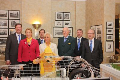 Der HARTING Vorstand bei der Bilanzpressekonferenz in Espelkamp (v. l. n. r.): Philip Harting, Maresa Harting-Hertz, Dr. Frank Brode, Margrit Harting, Dietmar Harting, Torsten Ratzmann und Dr. Michael Pütz