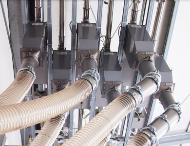 Sitraplas setzt GF Primus Metallseparatoren von Sesotec ein, die in die pneumatischen Förderleitungen eingebaut sind. (Foto: Sesotec GmbH)