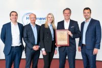 Feierliche Verleihung des Ford-Q1-Awards an die HellermannTyton GmbH. (v.r.n.l.) Zdeněk Kolářský, Ford, Oliver Zimmermann, Geschäftsführer HellermannTyton GmbH, Sarah Lenschow, Projektleiterin MMOG/LE, Olaf Ammermann, Leiter Logistik, Harald Gottlieb, Head of Automotive Global.