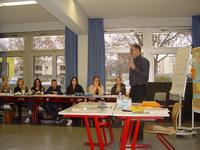 Gymnasiasten werden bei der Tutorenschulung 