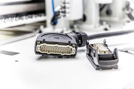 HARTING hat die leichtgewichtigen Kunststoff-Steckverbinder Han-Eco® B so weiterentwickelt, dass sie mit Steckverbindern im Metallgehäuse gleicher Baugröße kompatibel sind