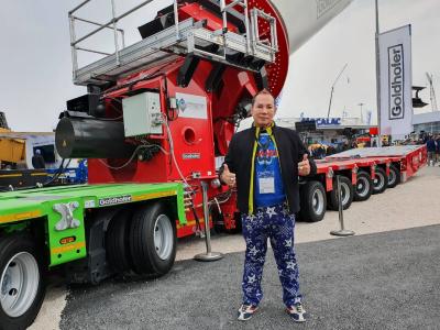 H.Hu, Chairman bei Chi Deh vor der FTV 550 die auf der Bauma präsentiert wurde
