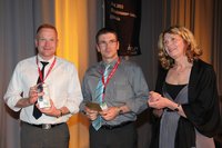 Jörg Kreiling, Director Product Management Data Center und Michael Nicolai, Director International Project & Product Support bei Rittal nehmen den Publikumspreis beim Deutschen Rechenzentrumspreis von Monika Graß, Mitglied des Organisationsteams, entgegen