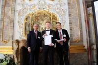 Verleihung des Studienpreises der SEW–EURODRIVE–Stiftung an Leonhard Lenk (mitte) durch die Stiftungsvorstände Prof. Dr. Sigmar Wittig (links) und Prof. Dr. Johann W. Kolar, Foto: SEW–EURODRIVE–Stiftung