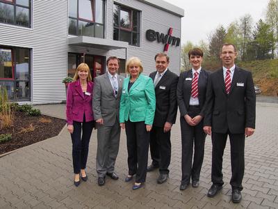 Eröffnung des neuen EWM-Vertriebs- und Logistikzentrums in Ransbach-Baumbach mit rund 300 Besuchern: Geschäftsführerin Susanne Szczesny-Oßing, Achim Schwickert, Landrat des Westerwaldkreises, Personalleiterin Angelika Szczesny, Geschäftsführer Michael Szczesny, Geschäftsführungsassistentin Natascha Löw und Frank Graf, als Geschäftsführer verantwortlich auch für den neuen Standort (von links nach rechts) vor dem neuen Bürogebäude (Foto: EWM Hightec Welding)