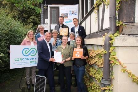 Regierungspräsidentin Thomann-Stahl bei der Übergabe des Zuwendungsbescheids des Landes NRW an das CirConomyOWL Konsortium