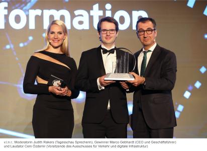 Marco Gebhardt gewinnt Wirtschaftspreis. Bild v.l.n.r.: Moderatorin Judith Rakers (Tagesschau Sprecherin), Gewinner Marco Gebhardt (CEO und Geschäftsführer) und Laudator Cem Özdemir (Vorsitzende des Ausschusses für Verkehr und digitale Infrastruktur)