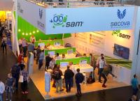 Offen, freundlich und mit zahlreichen Infospots für Gespräche und Präsentationen: Der neue Messestand von secova auf der A+A 2017.