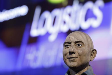 Jeff Bezos in Berlin in die Logistics Hall of Fame aufgenommen / Foto: Logistics Hall of Fame/Sebastian Gabsch