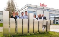 Die Unternehmen von Huber und Van-der-Heijden freuen sich auf eine erfolgreiche gemeinsame Zukunft: V.l.n.r.: Beatrice Geiler (Vorstand Huber), Joachim Huber (Vorstand Huber), Mirko Laskowski (Geschäftsführer VDH), Andrej Kepler (Geschäftsführer VDH), Bärbel Huber (Vorstand Huber), Christoph Plagens (bisheriger Inhaber VDH), Frank Rieger (Aufsichtsrat Huber), Daniel Huber (Vorstand Huber)