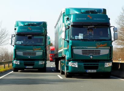 Zwei Renault Premium der Spedition Bartkowiak auf Verbrauchsvergleichsfahrt, der eine mit 80, der andere mit 90 km/ h