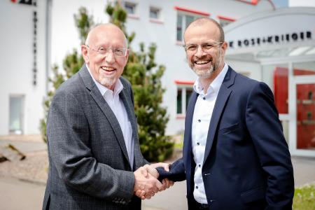 Dr.-Ing. Gregor Langer (r.) übernimmt zum 1. Juli 2021 die Geschäftsführung der RK Rose+Krieger GmbH von Hartmut Hoffmann (l.), der sich in den Ruhestand verabschiedet